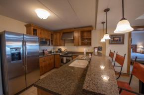 Top Floor 2 bedroom Condo in Mountaineer Square- Slopeside condo Crested Butte